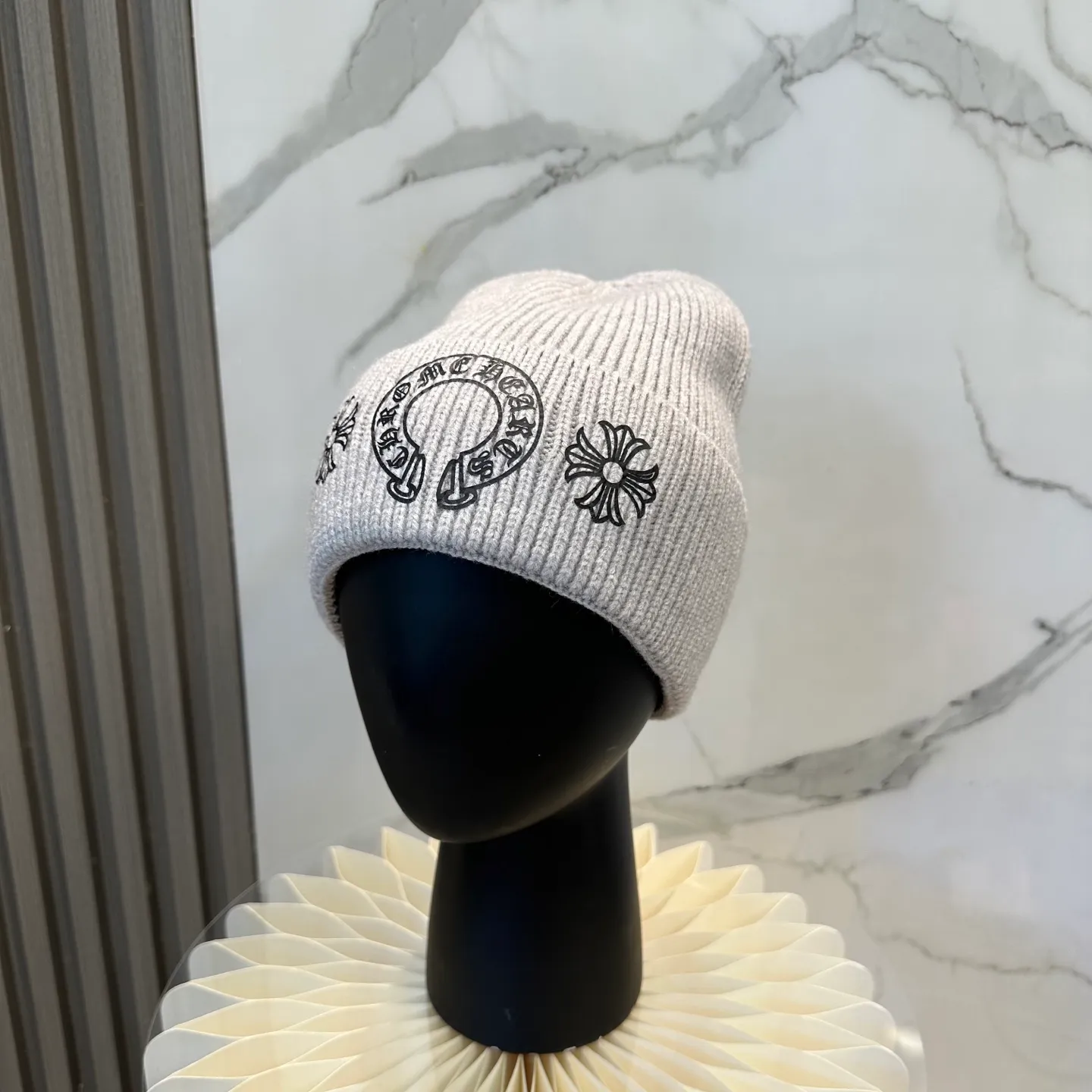 P70 🤍Chrome hearts new autumn and winter cross knitted hat🧶 One of the must-have hats in autumn and winter~ It really looks good on whoever wears it~, it is also a perfect match in black and white and gray in autumn~